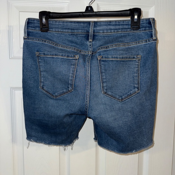 WOMENS OLD NAVY BERMUDA SHORTS - Picture 2 of 2